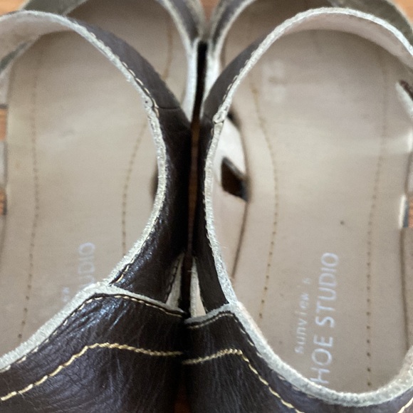 Sun View fisherman style khaki green/brown shoes. Material unknown. Size 35 - Picture 6 of 16